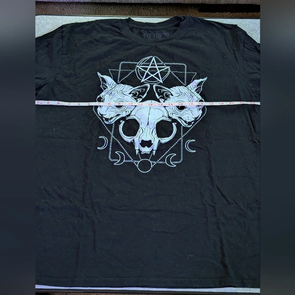 Hot Topic Tee - Picture 2 of 3